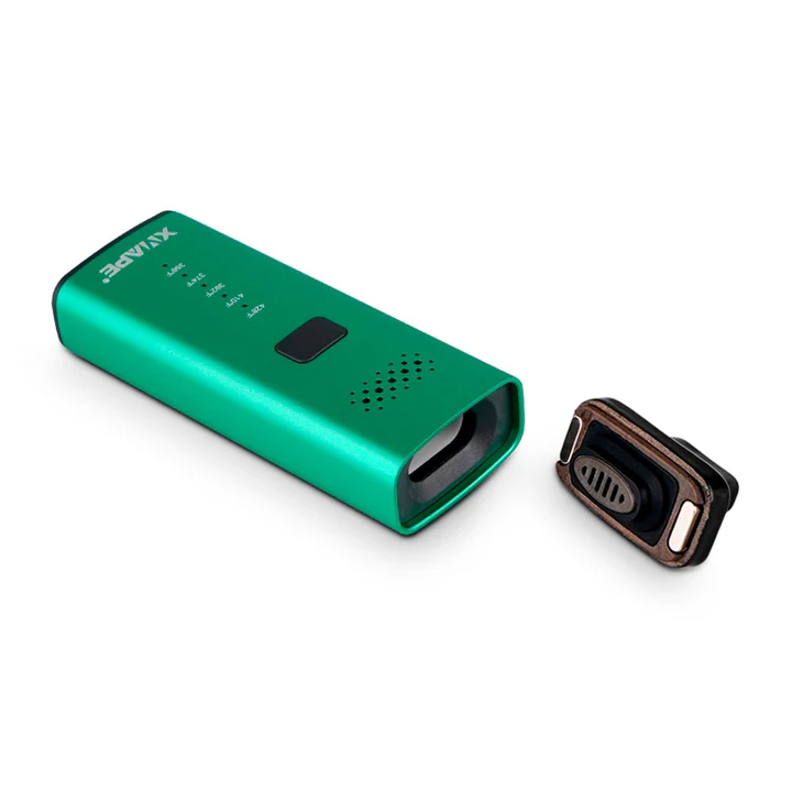 Vaporizador herbal marca Xvape Avant color negro con boquilla abierta vista cabina de céramica